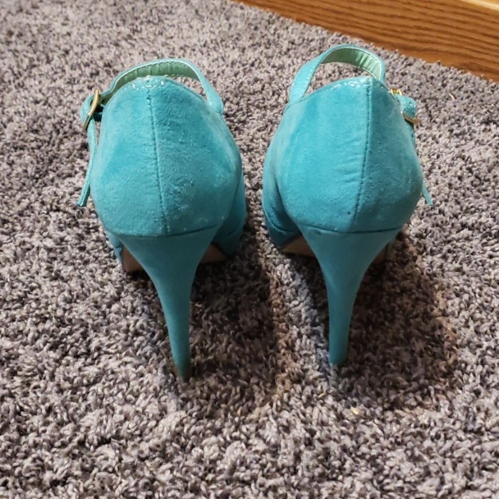 Heels - Picture 3 of 3